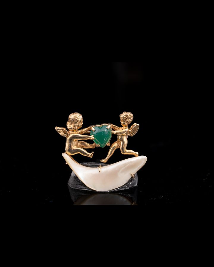 Lot 689: Gold Cherubs with Jade Heart on Baroque Pearl Brooch