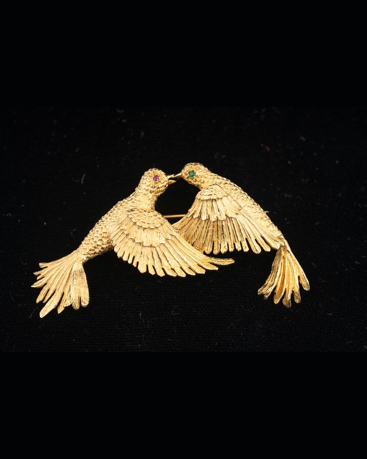 Lot 690: Designer 18K Gold Love Doves Brooch with Ruby and Emerald Eyes