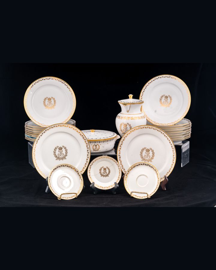 Lot 278: (25) Sèvres Louis-Philippe Royal Service, Tuileries, Saint-Cloud & Compiègne